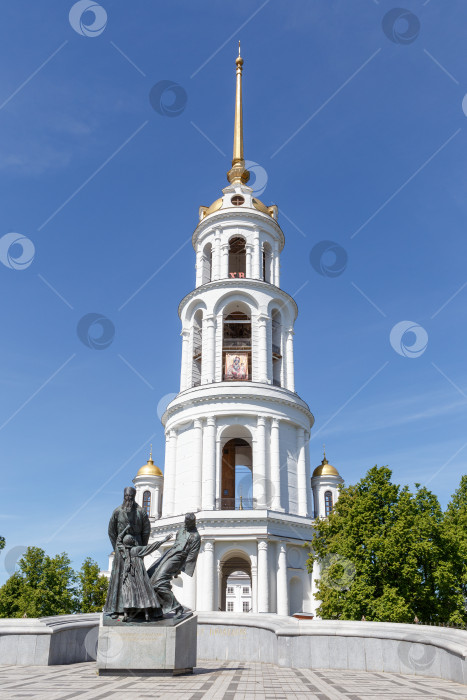 Скачать Шуя, Россия - мая 24, 2019- Колокольня  Воскресенского собора и памятник Павшим за веру фотосток Ozero
