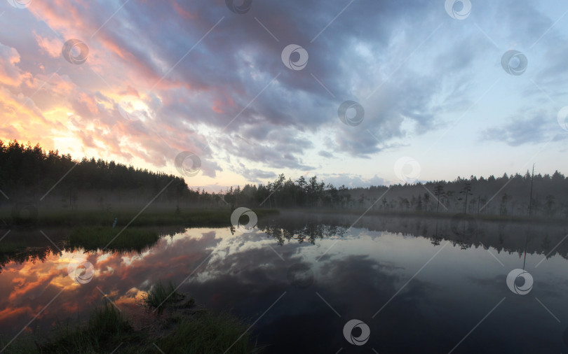 Скачать Озеро на закате с отражением в России фотосток Ozero