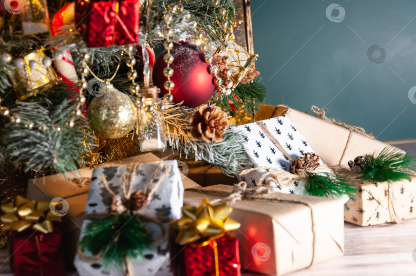 Скачать Рождественские игрушки крупным планом. Рождественское оформление в теплых тонах. Рождество и Новый год. Красный шар фотосток Ozero