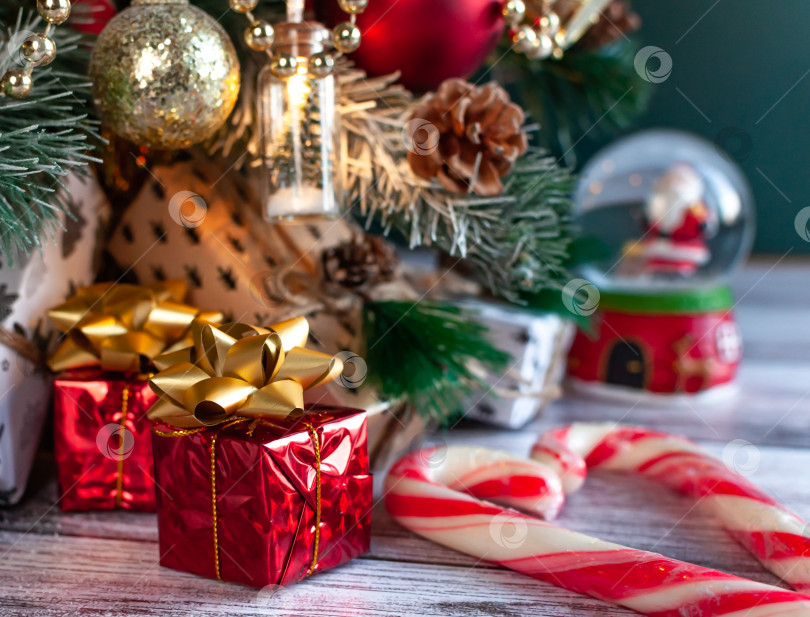 Скачать Украшенная рождественская елка на размытом, сверкающем и сказочном фоне фотосток Ozero