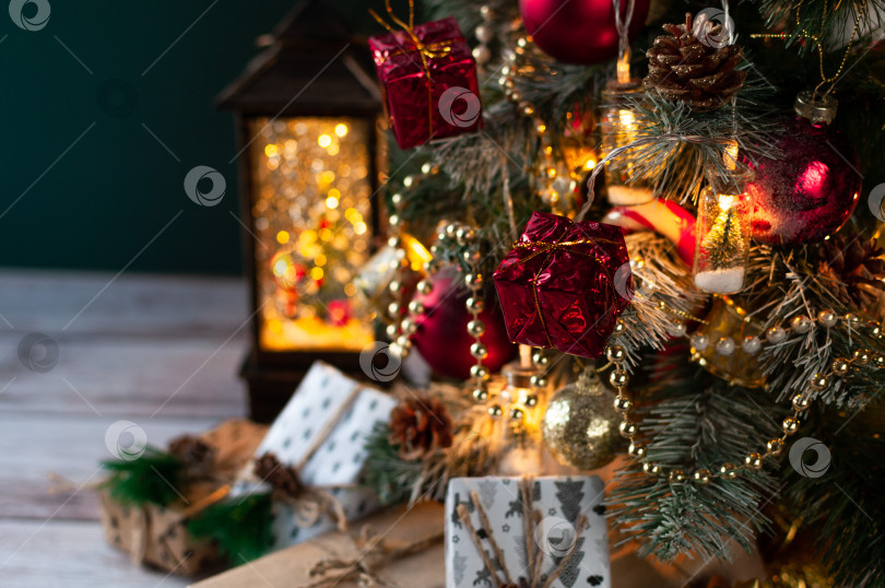 Скачать Рождественские игрушки крупным планом. Рождественское украшение в теплых тонах. Рождество и Новый год. Красный шар фотосток Ozero