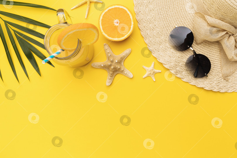 Скачать Апельсиновый сок, морская звезда, шляпа и солнцезащитные очки на желтом фоне с пробелом для копирования, вид сверху фотосток Ozero