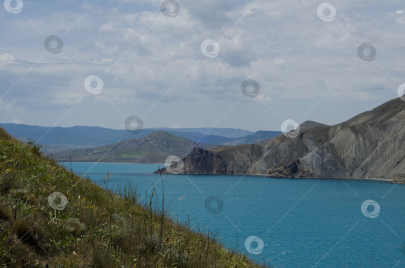 Скачать Горная гряда и Черное море в крымском поселке Орджоникидзе фотосток Ozero