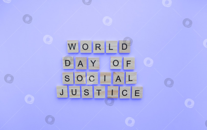 Скачать 20 февраля, Всемирный день социальной справедливости, минималистичный баннер с надписью деревянными буквами фотосток Ozero