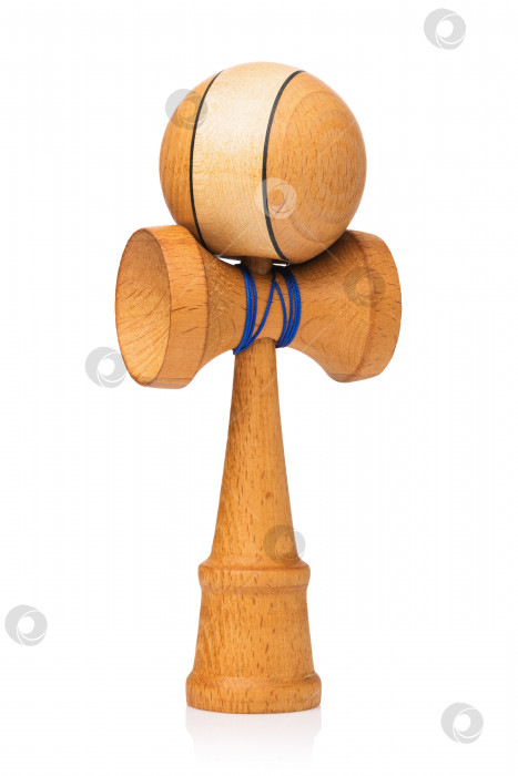 Скачать Классическая деревянная игрушка кендама с синими нитками, выделенными на белом фоне фотосток Ozero