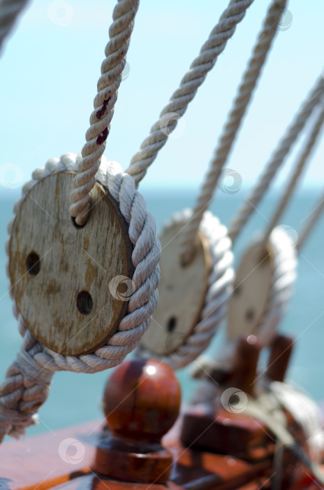 Скачать Такелаж и деревянные элементы декора на яхте фотосток Ozero