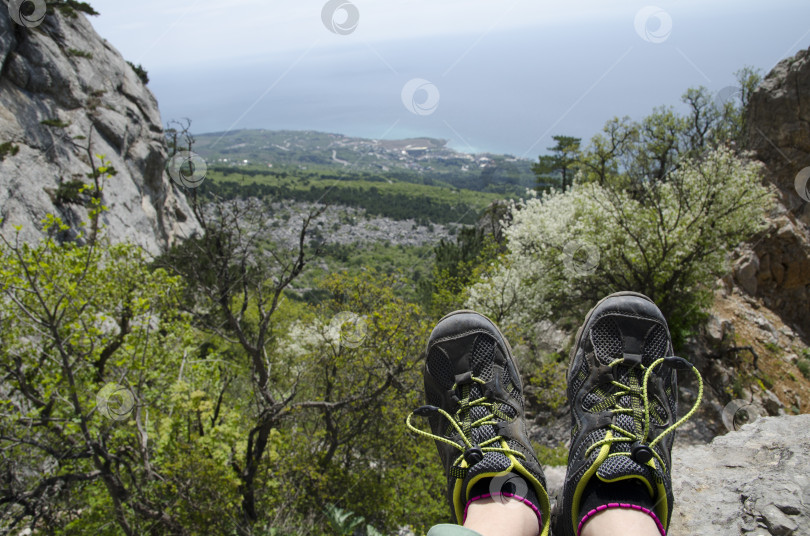 Скачать Трекинговые, спортивные, поношенные, пыльные кроссовки на фоне гор и моря фотосток Ozero