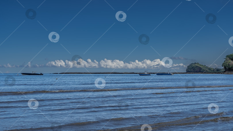 Скачать Прекрасный морской пейзаж. Длинные волны океана накатываются на берег. фотосток Ozero