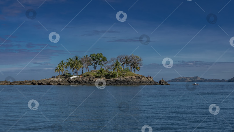 Скачать Прекрасный тропический остров в голубом океане. фотосток Ozero