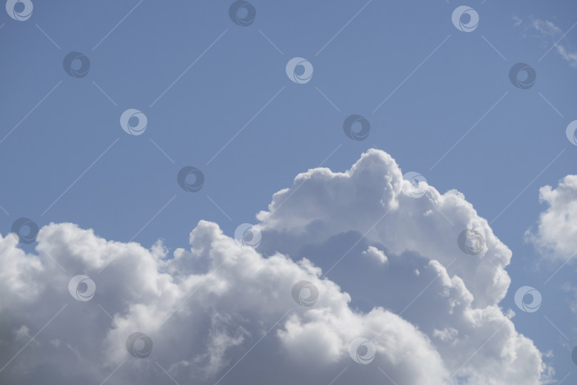 Скачать Большое пушистое белое облако в голубом небе. Небо в облаках. Облачное небо фотосток Ozero