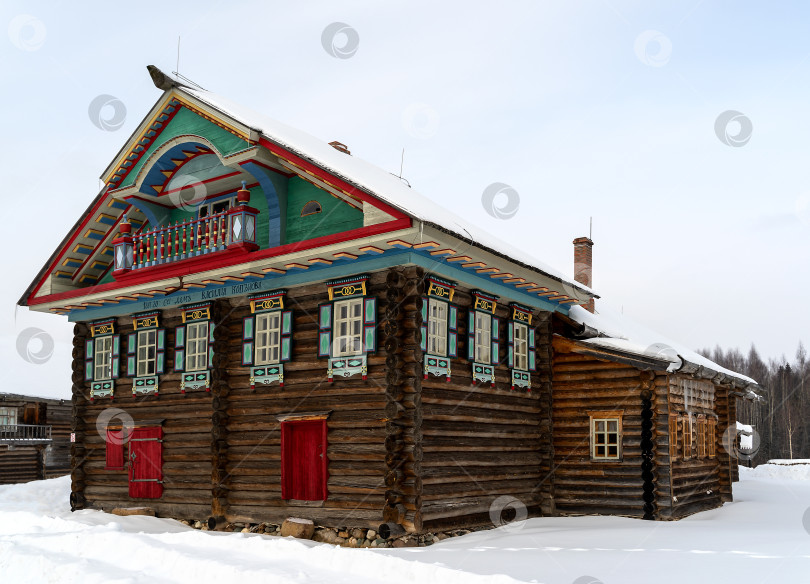 Скачать Большой деревенский дом сфотографирован в зимнее время. фотосток Ozero
