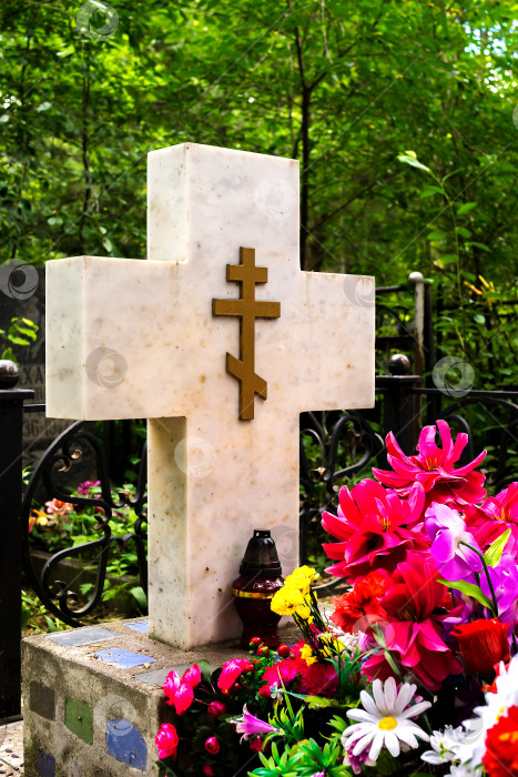 Скачать Мраморный крест на могиле русского поэта Николая Рубцова. фотосток Ozero