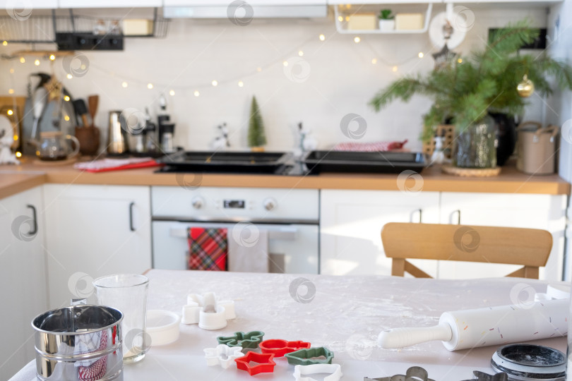Скачать Макет формочек для печенья крупным планом вырезаем печенье из теста формочками на рождественскую тематику в виде снеговика, рождественской елки, звездочек на кухне фотосток Ozero
