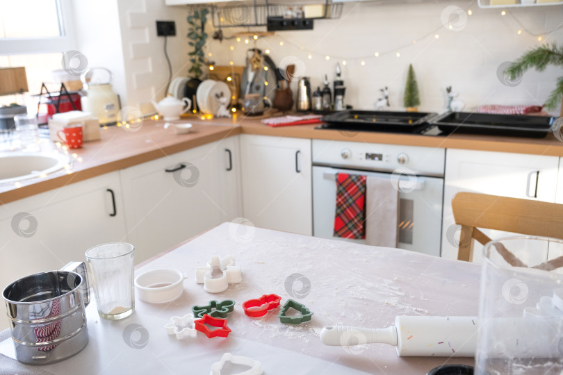Скачать Макет формочек для печенья крупным планом вырезаем печенье из теста формочками на рождественскую тематику в виде снеговика, рождественской елки, звезд на кухне фотосток Ozero