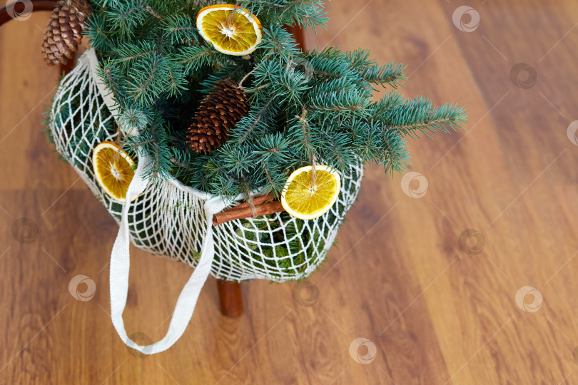 Скачать Авоська с еловыми ветками с экологически чистым органическим рождественским декором фотосток Ozero