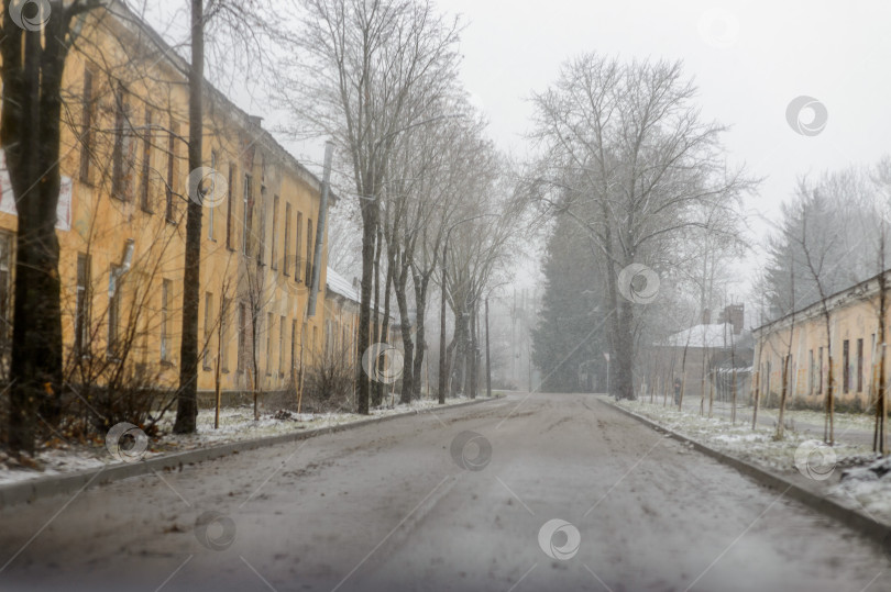 Скачать Первый зимний снег в городе, осенние заморозки фотосток Ozero