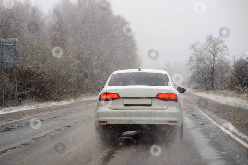 Скачать Автомобиль на дороге в первые дни зимы и мороза вид сзади фотосток Ozero