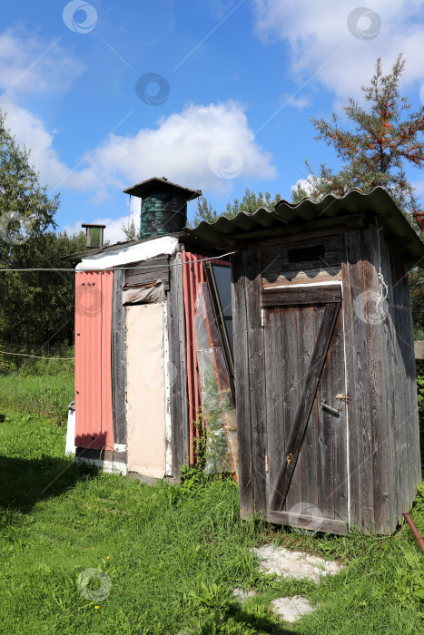 Скачать Деревенские самодельные сельские душ и туалет во дворе фотосток Ozero