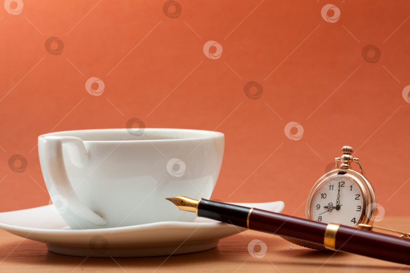 Скачать Кофейная чашка на столе фотосток Ozero