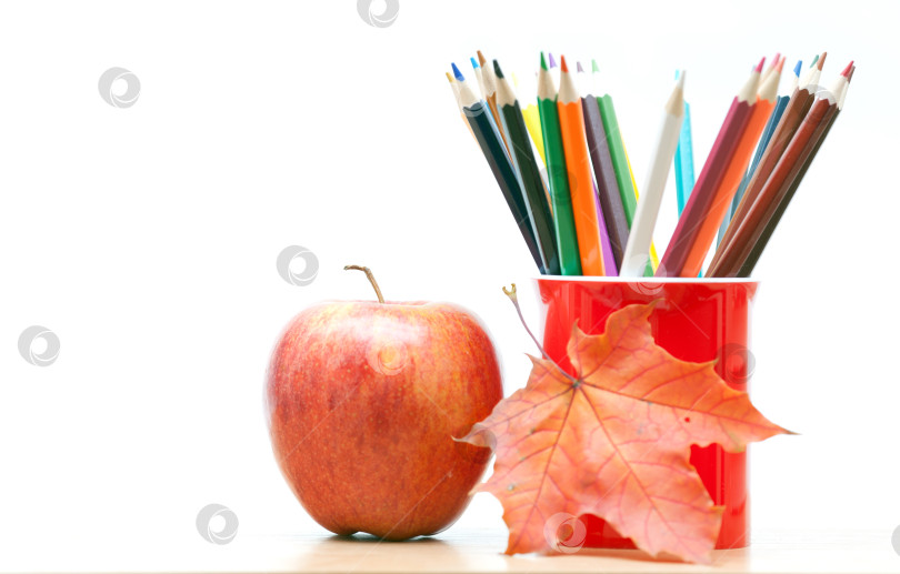 Скачать Цветные карандаши и яблоко фотосток Ozero
