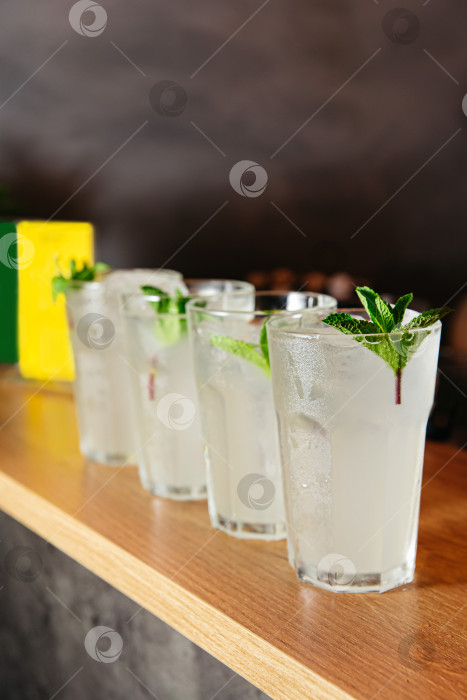 Скачать Освежающие коктейли с джином и тоником на барной стойке фотосток Ozero