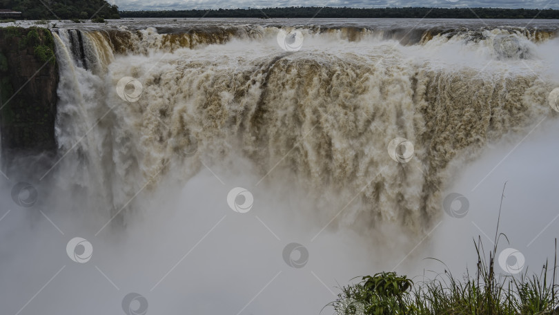 Скачать Знаменитый водопад Горло Дьявола, Аргентина. фотосток Ozero