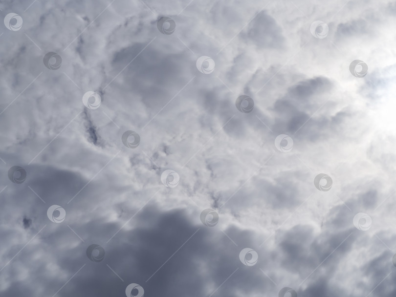 Скачать Сплошные кучевые облака и солнечный свет на грозовом небе фотосток Ozero