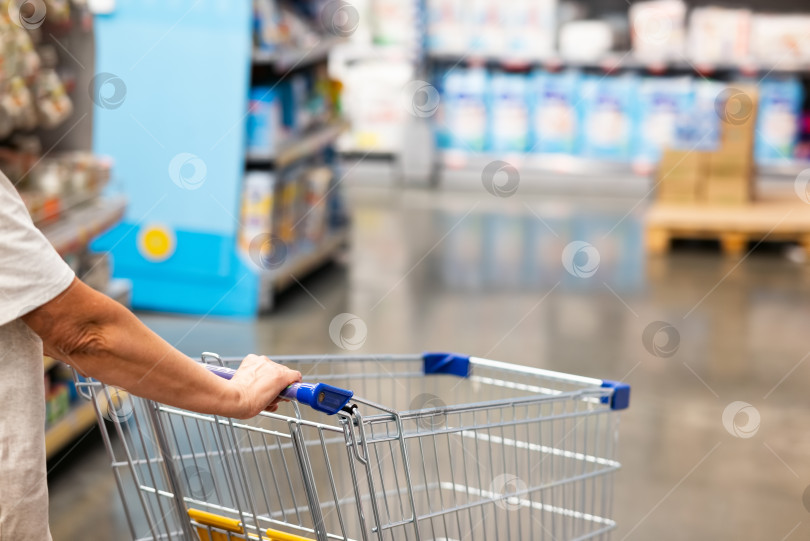 Скачать Абстрактная размытая фотография супермаркета с концепцией пустой корзины для покупок. фотосток Ozero