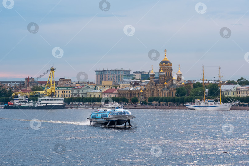 Скачать пассажирский теплоход на подводных крыльях "Метеор" на Неве на фоне набережной Лейтенанта Шмидта в Санкт-Петербурге фотосток Ozero