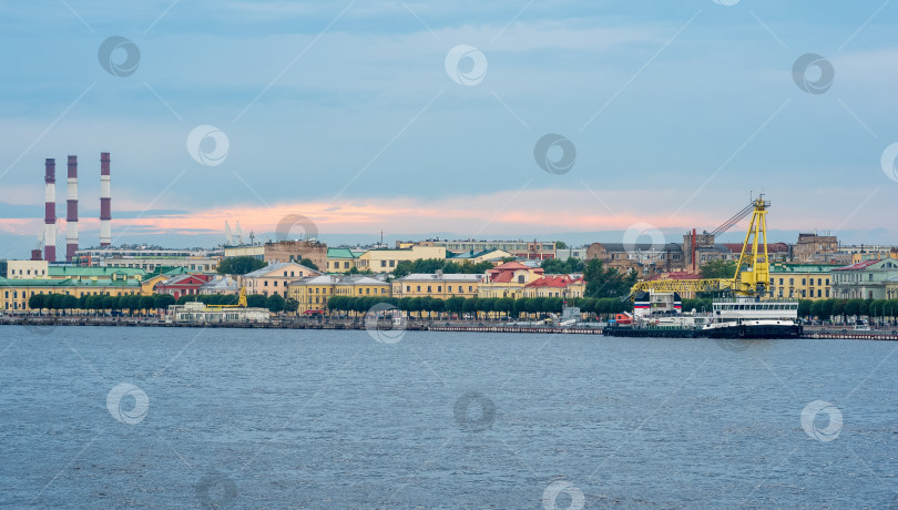 Скачать городской пейзаж исторического центра Санкт-Петербурга, вид на набережную Лейтенанта Шмидта с Благовещенского моста через Неву фотосток Ozero