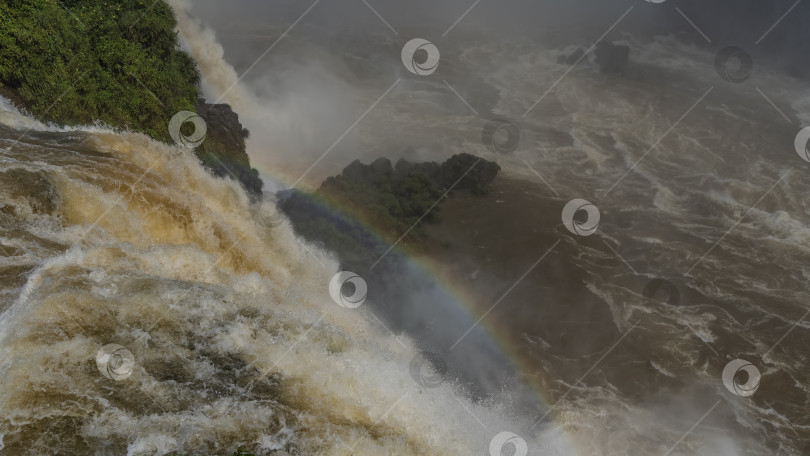 Скачать Радуга над водопадом.   Водопад Игуасу. Бразилия. фотосток Ozero