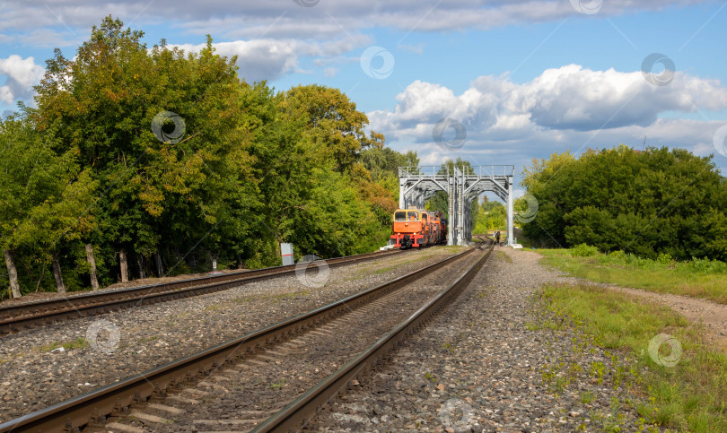 Скачать На железнодорожном мосту стоит локомотив. фотосток Ozero