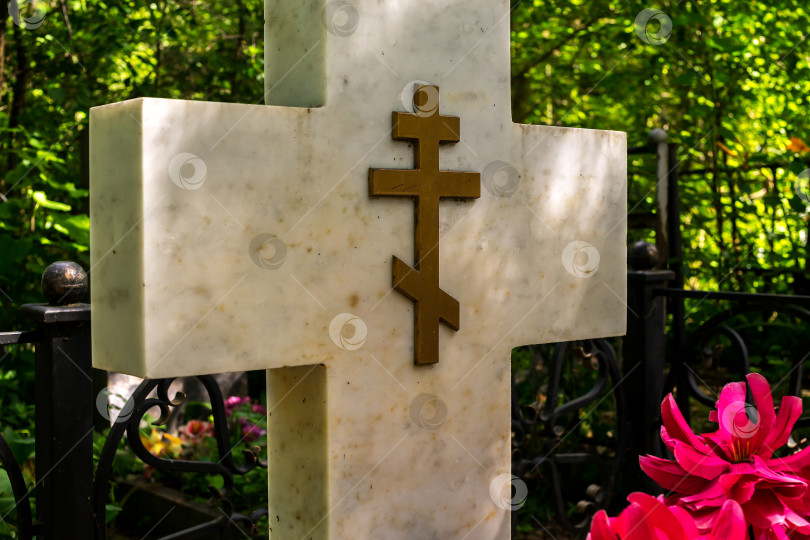 Скачать Фрагмент мраморного креста на могиле поэта Н.М. Рубцова фотосток Ozero