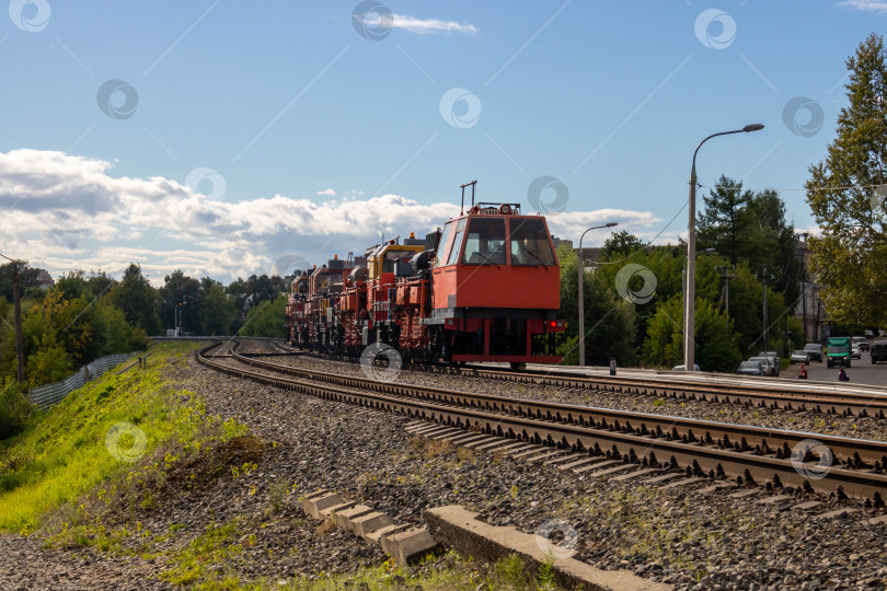 Скачать Железная дорога, и поезд сворачивает за поворот фотосток Ozero