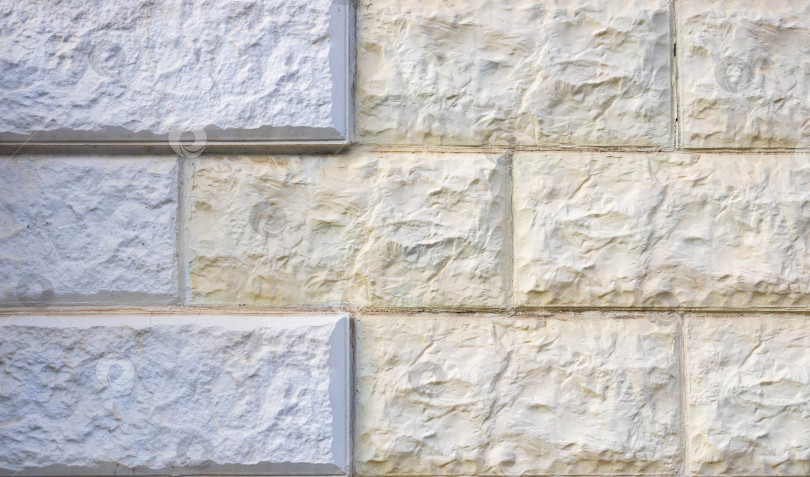 Скачать Стены выложены белой и желтой шероховатой плиткой. текстура фона фотосток Ozero