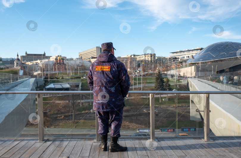 Скачать охранник в парке фотосток Ozero