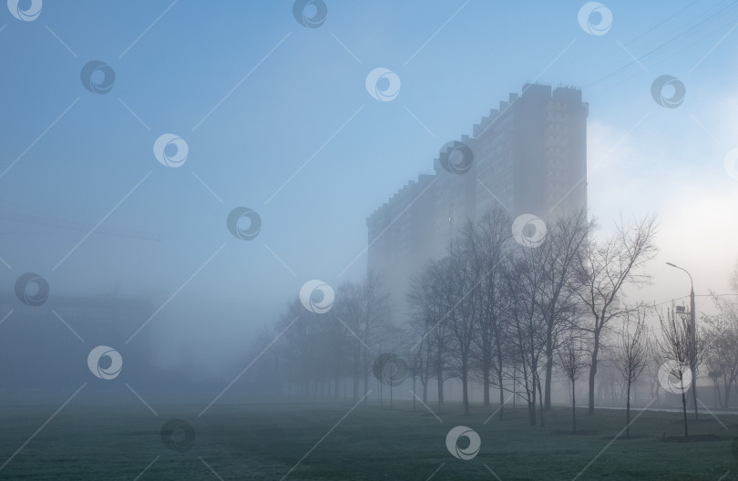 Скачать туман в жилом районе фотосток Ozero
