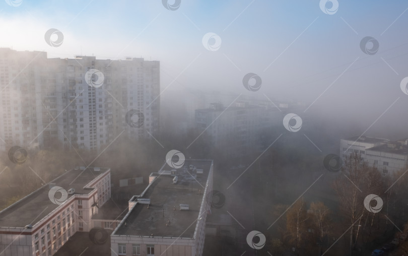 Скачать туман в жилом районе фотосток Ozero