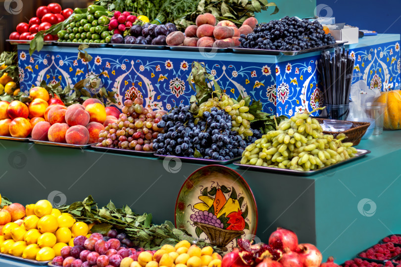 Скачать Спелые фрукты и овощи на прилавке рынка фотосток Ozero