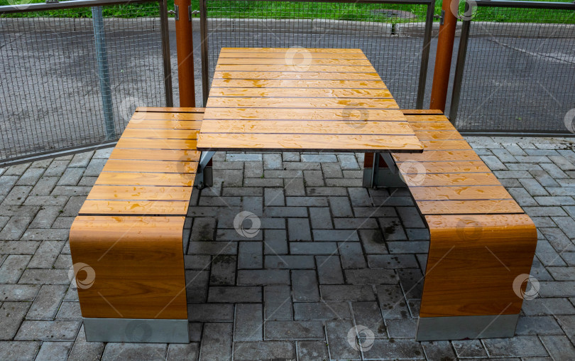 Скачать Светло-коричневый столик, открытое придорожное кафе осенним днем фотосток Ozero