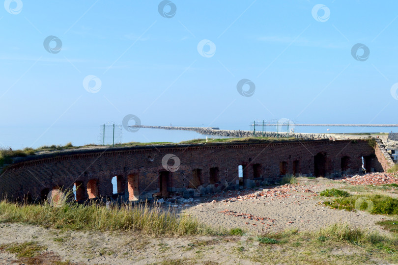 Скачать Балтийск, Калининградская область, Балтийская коса, руины Западного форта, вид на Балтийское море фотосток Ozero