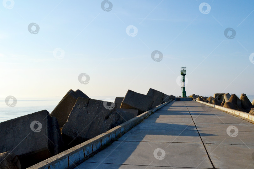 Скачать Балтийск, Калининградская область, Южный пирс на Балтийской косе, бетонные волнорезы, маяк в Балтийском море фотосток Ozero