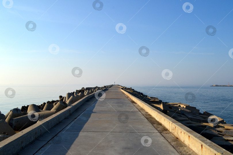 Скачать Балтийск, Калининградская область, Южный пирс на Балтийской косе, бетонные волнорезы фотосток Ozero
