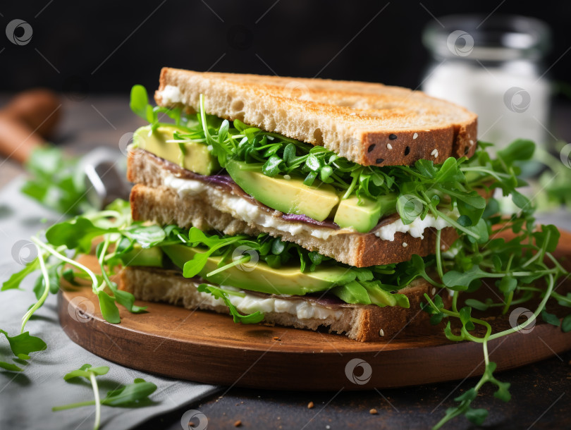 Скачать Вегетарианский зеленый сэндвич с авокадо на черном фоне фотосток Ozero
