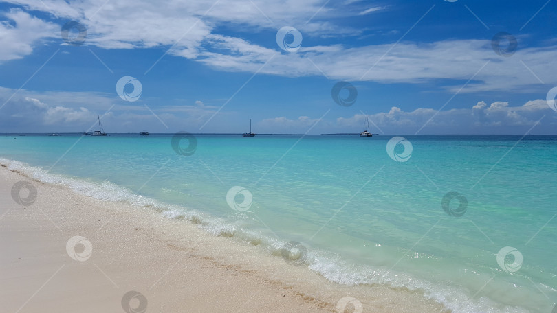 Скачать Белый песок и лазурное море, остров Занзибар, Танзания фотосток Ozero