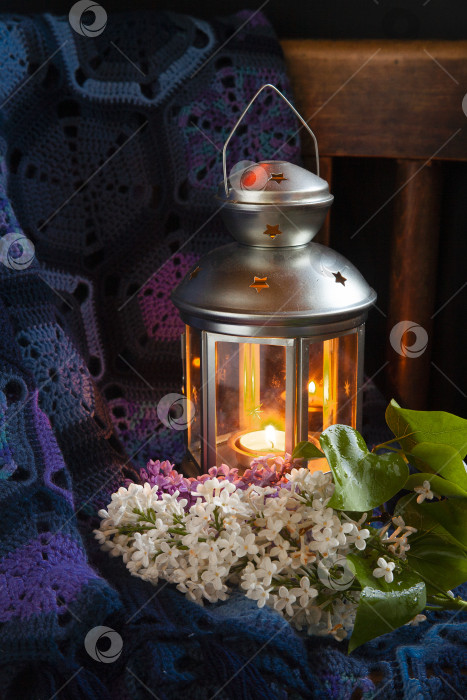 Скачать Фонарь-свеча с шалью и цветами белой сирени. фотосток Ozero