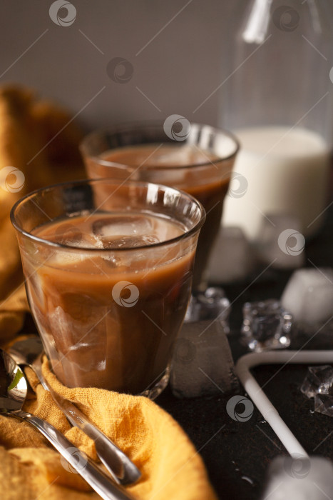 Скачать Домашний кофе со льдом в высоком стакане и бутылкой молока фотосток Ozero