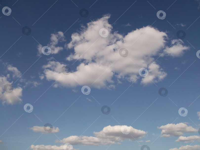 Скачать голубое небо с чудесными белыми облаками фотосток Ozero