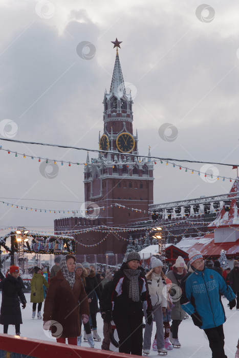 Скачать Москва,Россия,Красная площадь,вид на Кремлевский каток с людьми, катающимися на коньках фотосток Ozero