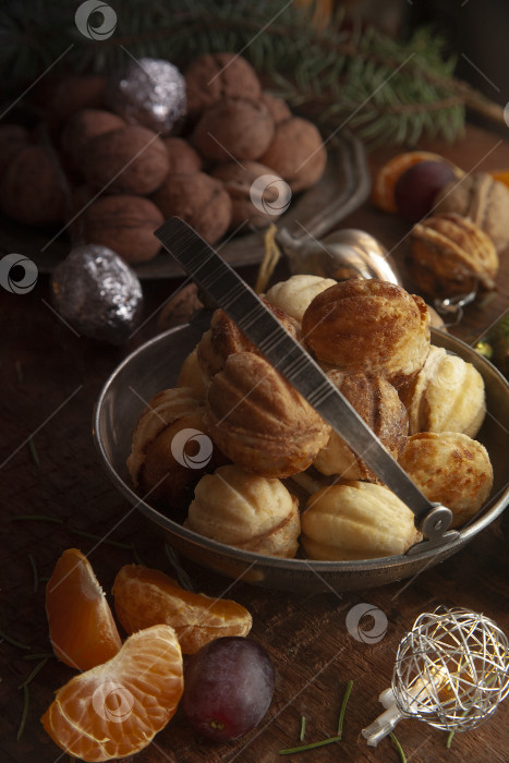 Скачать Домашние запеченные орехи в металлической винтажной миске с грецкими орехами, ломтиками винограда и мандаринов, концепция новогоднего праздника фотосток Ozero